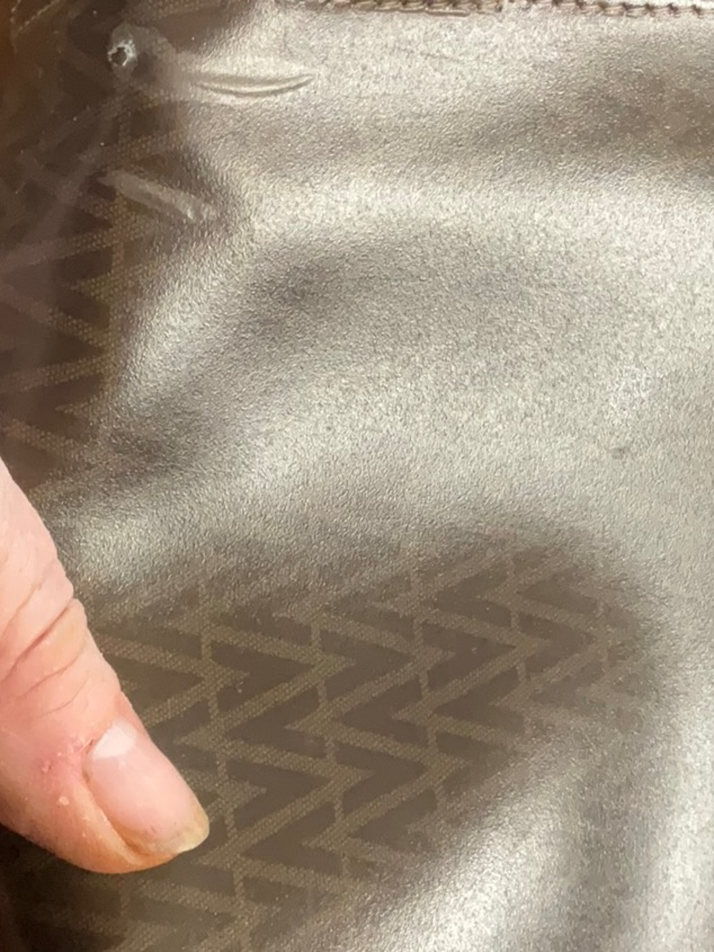 Beautiful used Luxe Mario Valentino clutch has puffiness on both sides! Final sa